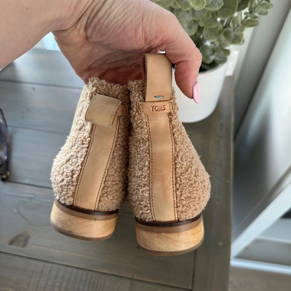 Toms Tan Ankle Booties With Leather & Sherpa - Picture 3 of 4